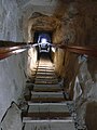 Intérieur de la pyramide, couloir descendant