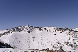 新本白根火砕丘の火口縁。手前は火口の窪み。右側の凸部が本白根山の最高地点。南西にある本白根山展望所から撮影。