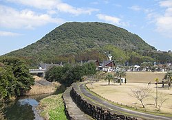 市比野から望む丸山