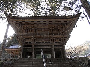 Un medio rango, con un sanmon dei tre ken del Myōtsū-ji