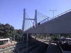 Pont suspendu de la NH4 au-dessus de la gare de Krishnarajapuram.