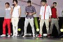 One Direction menyanyikan "What Makes You Beautiful" di Sydney