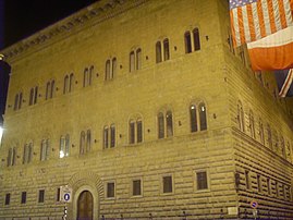 Vista do Palazzo Strozzi à noite