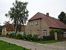 Gehöft mit Wohnhaus, Scheune, Stall (heute Wohnhaus) und vier bauzeitlichen Torpfeilern