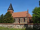 Dorfkirche mit Kirchhofsmauer, Spritzenhaus und Kriegerdenkmal