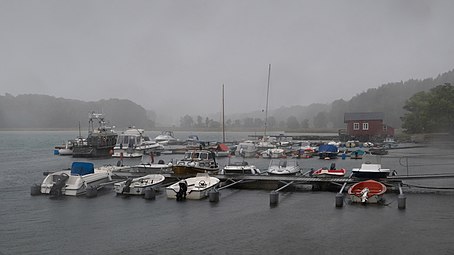 Pluie sur Holma marina à Brastad. Aout 2018.