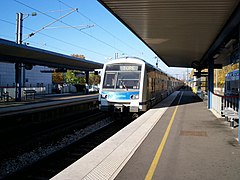 Le train TORE (renommé depuis TAVA) arrivant en gare d'Émerainville en direction de Tournan.