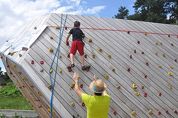 Le rocher d'escalade au TONO - parc de la Valinière.