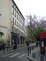 La rue, vue en direction de la Seine.