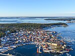 Den gamla bebyggelsen i Sandhamn sedd från luften.