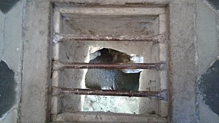 Située dans la nef de l'église de Touët sur Var cette petite trappe permet, quand on la soulève, d'apercevoir la rivière en cascade par-dessus laquelle est bâtie l'église.