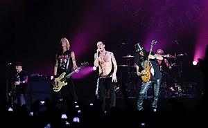 Velvet Revolver in 2007. From left to right: Dave Kushner, Duff McKagan, Scott Weiland, Slash, Matt Sorum (behind the drums)