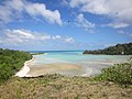 Nukufotu (à droite) vu depuis l'îlot voisin de Nukula'ela'e, à marée basse.