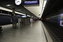 The Zürich HB SZU platform (tracks 21–22)