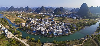 Paysage karstique du Guangxi, près de Yangshuo (Chine). (définition réelle 8 267 × 3 780)