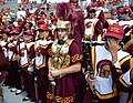 Le tambour major de la fanfare porte un uniforme élaboré et conduit la fanfare avec son épée.