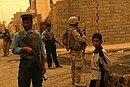 נחתים אמריקאים ושוטרים עיראקיים מסיירים ברחובות העיר רמאדי. 2008.