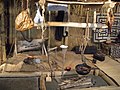 Les Aïnous, censés descendre des populations Jomon, avaient en gros conservé leur mode de vie néolithique à la fin du XIXe siècle (reconstitution d'intérieur).