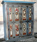 Armoire à reliquaires décorée de clés et de fleurs de lys