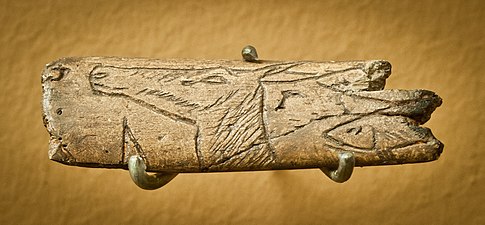 Os gravé d'une biche et de poissons, grotte de La Vache (Ariège) - Musée d'Archéologie nationale