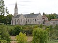 L'église Saint-Pierre surplombant la Lizonne.