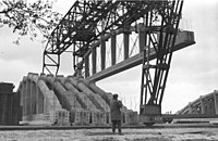 Bremen-Farge.- Construction of the submarine bunker "Valentin", assembly of a roof truss with the help of a portal crane, 1944