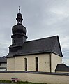 Kirche mit Innenausstattung und Einfriedung