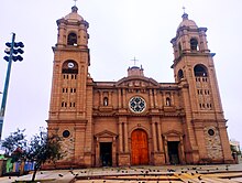 Fachada de la Catedral de Tacna. Foto tomada en un día sin sol.