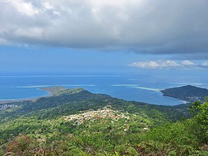 Vue donnant sur le sud : on voit les villages de Choungui (centre), Mronabéja (gauche) et Kani-Kéli (droite).