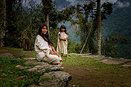 Une femme et un enfant Kogi dans la Ciudad Perdida (Colombie).