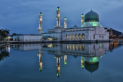 Mesquita da cidade de Kota Kinabalu no subdistrito de Likas, Sabá, Malásia. É a segunda mesquita principal da cidade de Kota Kinabalu, depois da mesquita estatal em Sembulan. A mesquita foi inaugurada oficialmente em 2 de fevereiro de 2000. O projeto arquitetônico é baseado na Mesquita do Profeta, o segundo local mais sagrado do islamismo, em Medina, na Arábia Saudita. A cúpula é azul e dourada, inspirada na arquitetura árabe semelhante. (definição 6 637 × 4 425)