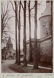 L'église de Muret au pied du château vers 1910.