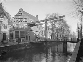 Drawbridge (bridge number 227) crossing Groenburgwal; early 20th century.