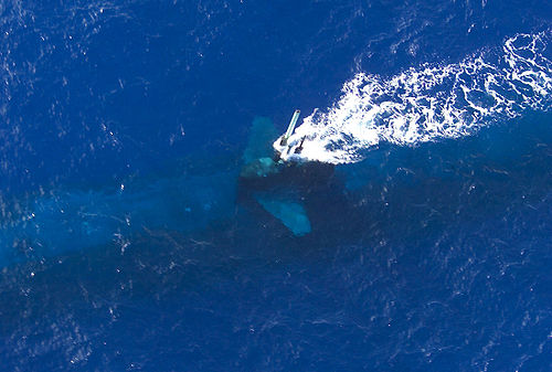 De USS Key West op periscoopdiepte.