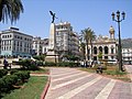 Obélisque de la Place d'armes de l'Hôtel Ville d'Oran, vue vers le théâtre.