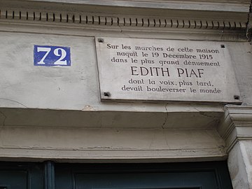 Naissance d’Édith Piaf, 72, rue de Belleville (plaque apposée en 1963 par Maurice Chevalier), alors qu'en réalité, elle est née à l'hôpital Tenon[10],[11],[12],[13],[14].