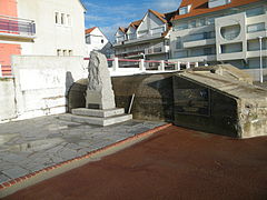 Monument à la Résistance, sur la digue-promenade et plaque spécifique rappelant le départ des 5 Picards, en canoë, vers l'Angleterre le 16 septembre 1941 .