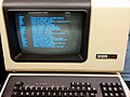 Ein Terminal eines Computers, der ausschließlich mit ersterem kommuniziert, ca. 1980