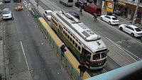 屋根上のカバーにも車両番号が書かれている（2335）