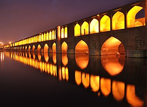 סי-או-סה פול - גשר בעל 33 קשתות באספהאן שבאיראן.