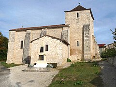 L'église Saint-Pierre et le monument aux morts 1914-1918.