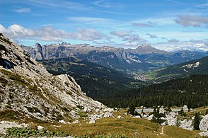 El valle de San Cassiano, valle lateral del val Badia, desde el paso de Valparola.