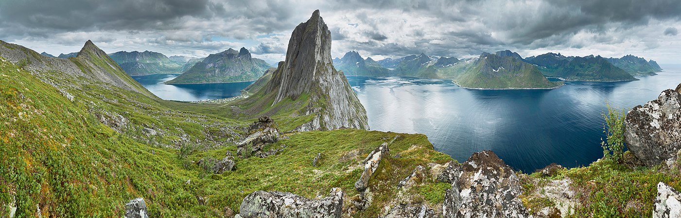 Ridge between Segla and Hesten at Geography of Norway, by Simo Räsänen