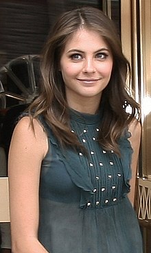 Willa Holland interprète Kaitlin Cooper.