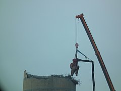 Ab ca. 50 Meter kam eine sechs Tonnen schwere Abbruchzange an einem Kranausleger zum Einsatz, was aber zu viel Zeit kostete (24. März 2018)