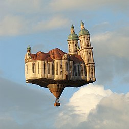 Montgolfière ayant la forme de l'abbaye de Saint-Gall, lors d'un rassemblement entre le canton de Saint-Gall (Suisse) et le Vorarlberg (Autriche). (définition réelle 2 000 × 2 000)