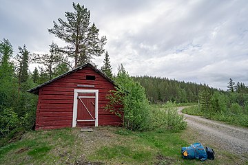 Bränntjärnskojan vid utloppet av Bränntjärnen.