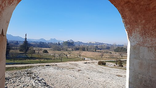 Les Alpilles vues depuis le porche de la chapelle.