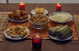 Un repas de Noël vénézuélien. Des hallacas, papillotes méso et sud-américaines, sont disposés sur l'assiette en bas à droite