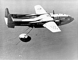 מטוס לוכד קפסולה המכילה את סרטי הצילום שהוצאו מאחד מלווייני מיזם קורונה.